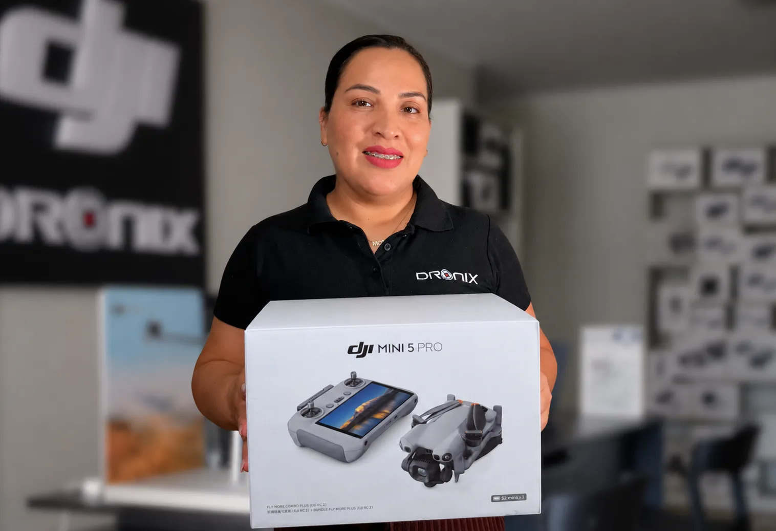 Asesora de Dronix con un DJI Mini 5 Pro en la tienda